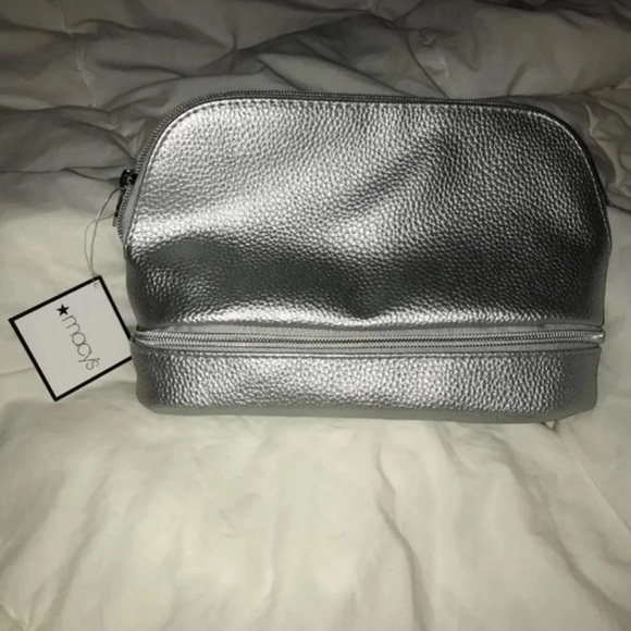 Macy’s Makeup Bag (needs to go send offers asap) - Picture 2 of 4